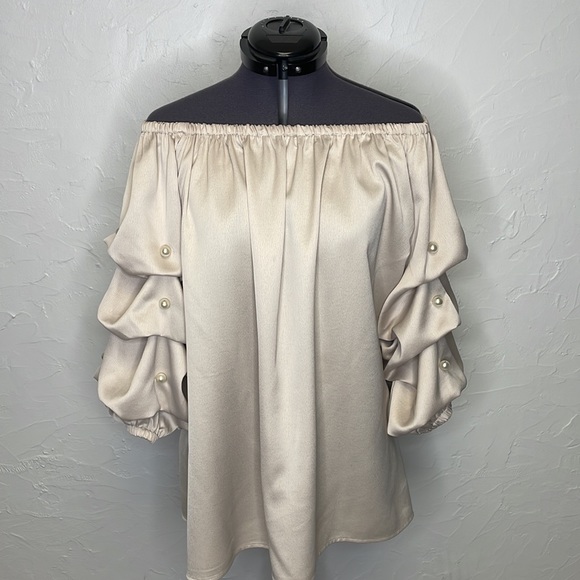 Roz & Ali Ruffle Sleeve on or off shoulder top - Picture 2 of 11